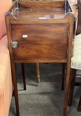 Lot 393 - A Georgian mahogany tray top night cupboard...