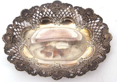 Lot 67 - A large decorative oval shaped dish having a...