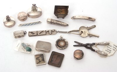 Lot 100 - Mixed Lot: A Victorian silver snuff box of...
