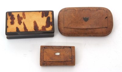 Lot 114 - Mixed Lot: An antique horn snuff box and two...