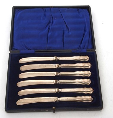 Lot 137 - A cased set of six George V silver handled...