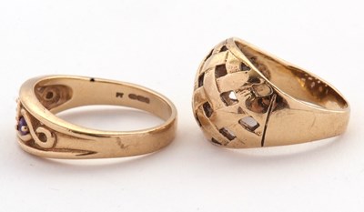 Lot 73 - Two 9ct rings: to include a three stone...
