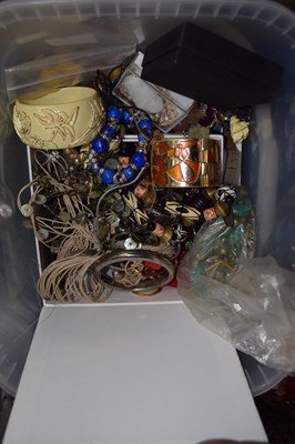Lot 77 - A box of assorted costume jewellery