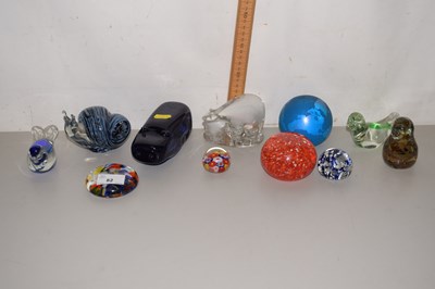 Lot 82 - A collection of various glass animals and...