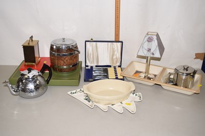 Lot 191 - Mixed Lot: Various items to include biscuit...