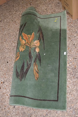 Lot 337 - A modern machine made patterned floor rug