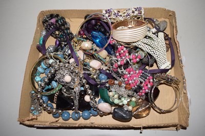 Lot 102 - Box of various assorted costume jewellery