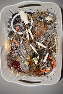 Lot 103 - Box of various assorted costumer jewellery