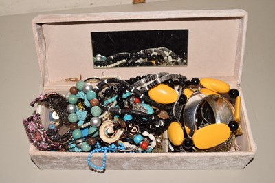 Lot 104 - Box of various assorted costumer jewellery