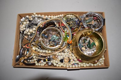Lot 112 - Box of mixed costume jewellery