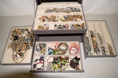 Lot 115 - A jewellery cabinet and contents