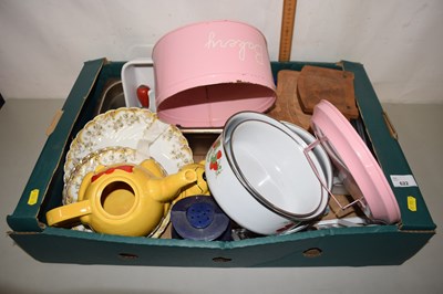 Lot 622 - A box of various kitchen wares