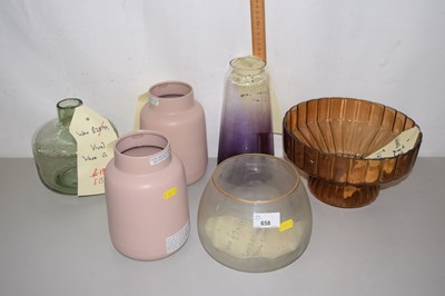 Lot 658 - Group of various modern glass and ceramic...