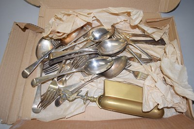 Lot 699 - Box of various assorted cutlery