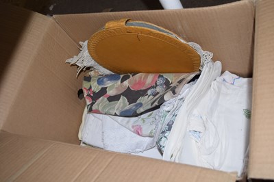 Lot 712 - One box of various table linen etc