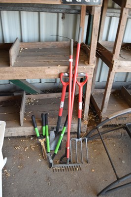 Lot 366 - Quantity of garden tools