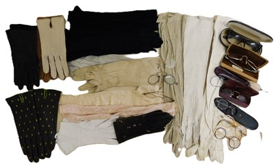 Lot 100 - A quantity of gloves and spectacles, (qty)
