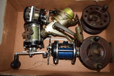 Lot 65 - A box of assorted fishing reels