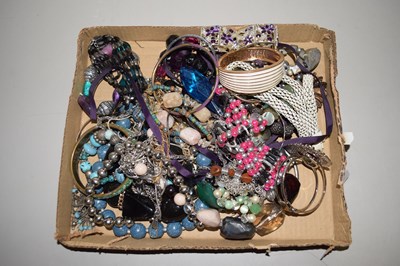 Lot 128 - Box of costume jewellery