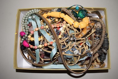Lot 129 - Box of costume jewellery