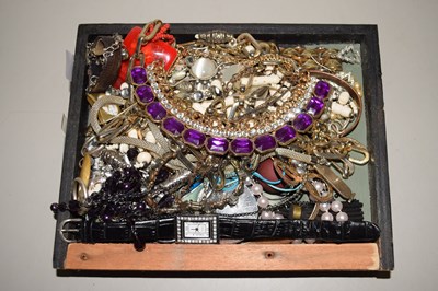 Lot 134 - A box of assorted costume jewellery