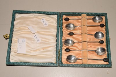 Lot 137 - A case of bean end coffee spoons
