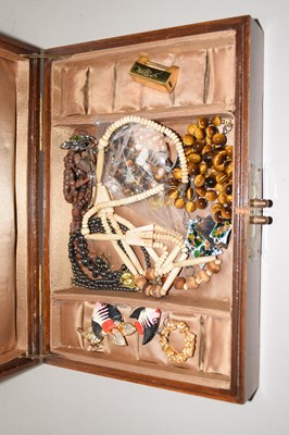 Lot 159 - A box of various assorted costume jewellery