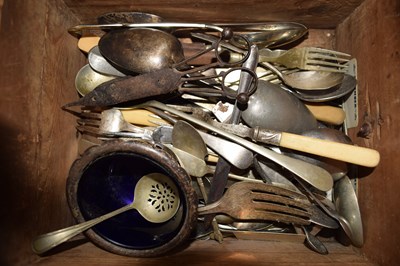 Lot 225 - A box of assorted cutlery