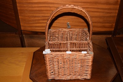 Lot 318 - Wicker bottle basket