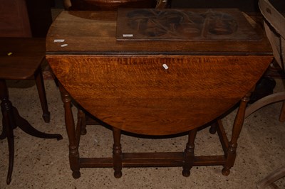 Lot 324 - An early 20th Century oak drop leaf table