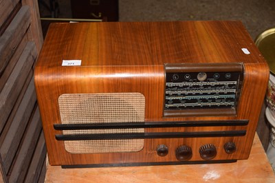 Lot 371 - A vintage Vidor radio