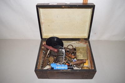 Lot 526 - Box with assorted bygones