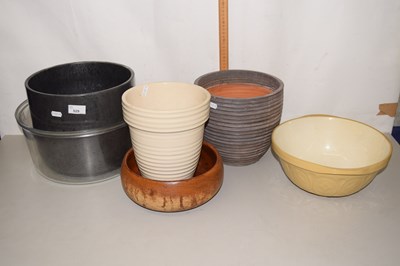 Lot 529 - Mixed planters and bowls