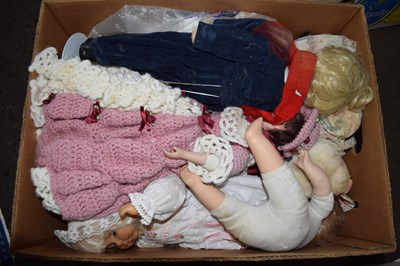 Lot 577 - Box of assorted dolls