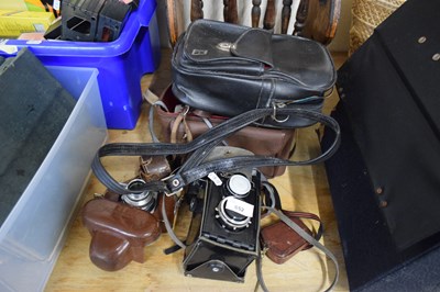Lot 652 - VINTAGE CAMERAS TO INCLUDE A LUBITEL 2 PLUS A...