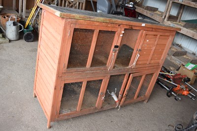 Lot 431 - A rabbit hutch