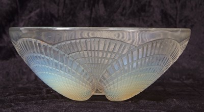 Lot 10 - A 1930s Lalique bowl in the Coquilles pattern...