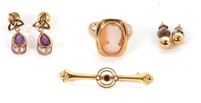 Lot 123 - A mixed lot: to include a 9ct bar brooch, 37mm...