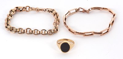 Lot 171 - An onyx ring, marks worn (tests as 9ct), size...