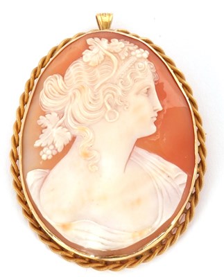 Lot 103 - A cameo brooch/pendant, the oval shell cameo...