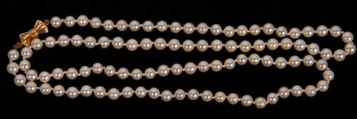 Lot 135 - A cultured pearl necklace with 9ct bow clasp,...