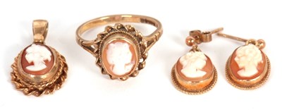 Lot 100 - A harlequin shell cameo suite, to include a...