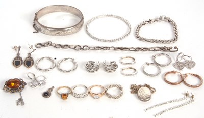 Lot 201 - A mixed lot of silver and white metal...