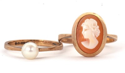 Lot 74 - Two 9ct rings: to include an oval shell cameo...