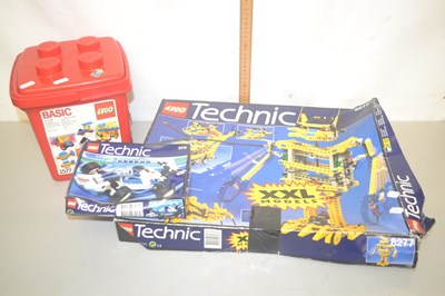 Lot 41 - A boxed Technic set together with a further...