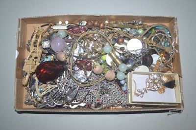 Lot 104 - Box of costume jewellery