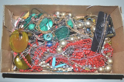 Lot 107 - Box containing a quantity of costume jewellery