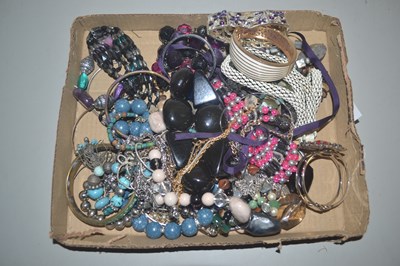 Lot 110 - Box containing a quantity of costume jewellery