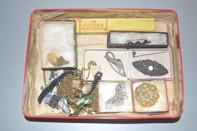 Lot 121 - Box containing a quantity of costume jewellery