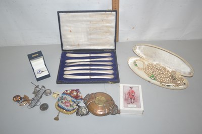 Lot 122 - Bag containing a quantity of costume jewellery